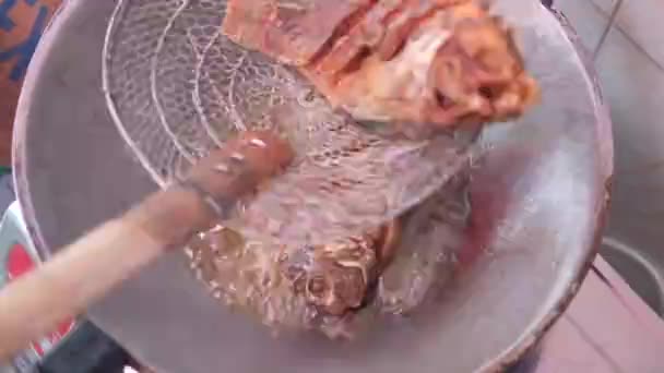 Närbild Stekning Tilapia Fisk Het Olja Begreppet Hemlagad Mat — Stockvideo