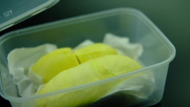 Buka Tutup Dari Kotak Dengan Durian Segar Raja Buah — Stok Video