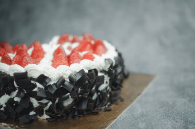 Çilekli ve kremalı güzel bir pasta. Kapat.