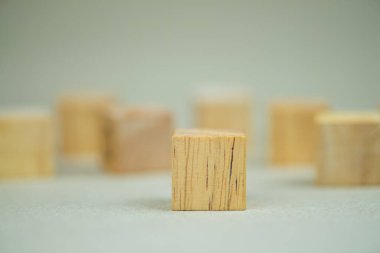 Mesajlarınız ve simgeleriniz için boş tahta küpler. Boş tahta küpleri taklit et