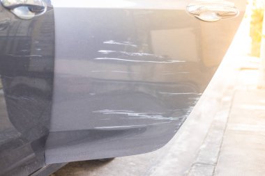 Gri çizik araba kapısı boyada derin hasar var, kazara hasar görmüş..