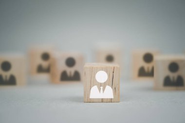 İnsan kaynakları ve kurumsal hiyerarşi kavramı - Küp ve simgeyi temsil eden beyaz bir lider (CEO) tarafından işe alım ekibi oluşturuldu. adam toplama, kelle avcılığı, yetenek yönetimi.