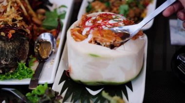 Köri ezmesi ve hindistan cevizi sütüyle buharda pişirilmiş kaşık kepçesi ve Tayland yemeği kullanın. 