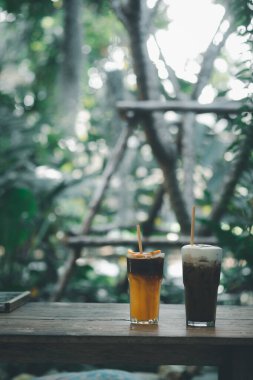 Buzlu Mocha kahvesi ve portakal suyu karışık buzlu Americano kahvesi. İşten sonra bahçede rahatlamak. İçki konsepti..