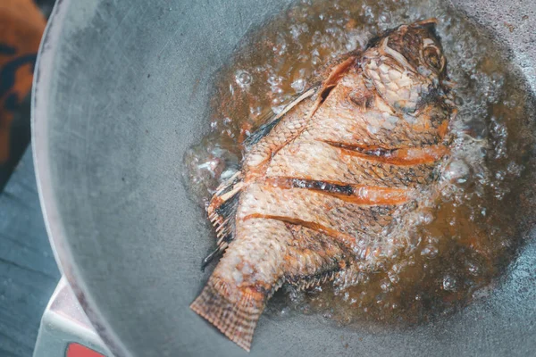 Gebratener Tilapia Fisch Pfanne Mit Heißem Auf Dem Herd Der — Stockfoto