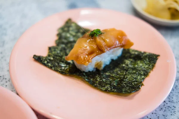 Sushi Single Serve Wykonane Kałamarnicy Umieszczonej Talerzu Wodorostów Morskich Różowym — Zdjęcie stockowe