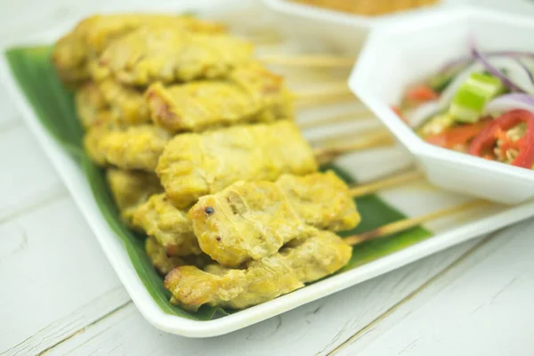 Cerdo Satay Comer Con Pepinillos Salsa Maní Que Son Rodajas — Foto de Stock