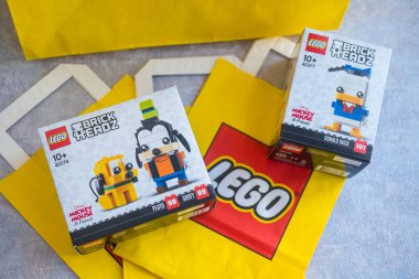 Bangkok, Tayland - 4 Mart 2022 Lego, Miki Fare ve arkadaşlarının Brickheadz modeli. Kapat.