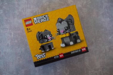 Bangkok, Tayland - 4 Mart 2022: bu tuğla kafalı kedi ve kedi seti. LEGO BrickHeadz 'ın bir sepetin içinde oturan kedi ve kedi yavrusunun modelleri. Koleksiyoncular ve hayvan severler 8 yaş ve üzeri.