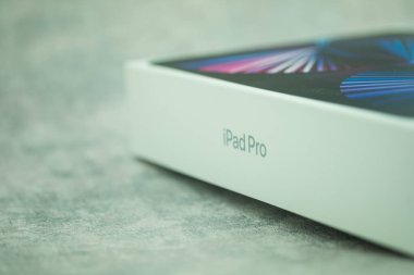 Bangkok, Tayland - 4 Mart 2022: Yeni Apple iPad pro in box stüdyo çekimi. İllüstrasyon Editörü