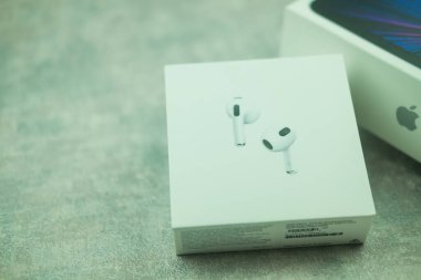 Bangkok, Tayland - 4 Mart 2022 Apple AirPods Pro. Şarj çantasındaki kablosuz kulaklıklar yakın çekimde..