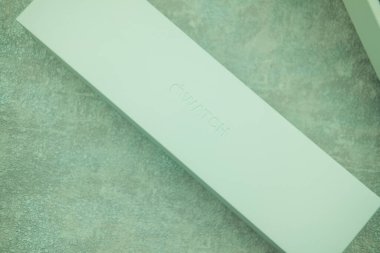 Bangkok, Tayland - 4 Mart 2022: New Apple Watch in the box. Apple Watch fitness izleme ve sağlığa yönelik beceriler ve iOS Apple ile bütünleşmeyi içeriyor.