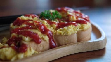 Çırpılmış yumurta, kızarmış ekmek ve ketçap, sabah kahvaltısı..