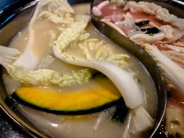 Shabu Shabu ve Sukiyaki 'nin sıcak suyunda kaynatılmış çiğ sebzeler.