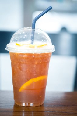 Bardakta soğuk greyfurt çayı, detoks ve ferahlatıcı içecek.