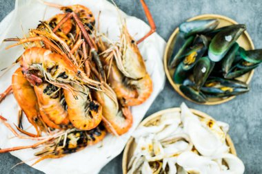 Izgara taze büyük karideslere odaklan. Üst görünüm