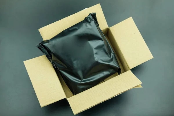 Plastový Černý Sáček Zakrývající Balíček Ochranu Produktu Prasklé Nebo Pojištění — Stock fotografie