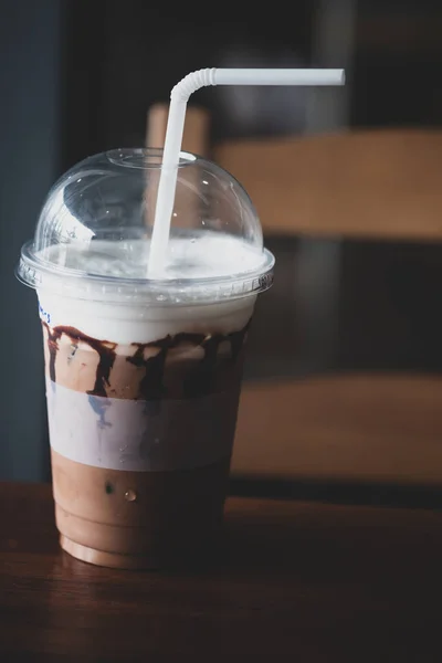 Пластиковый Стакан Холодного Кофе Молоком Деревянном Столе — стоковое фото