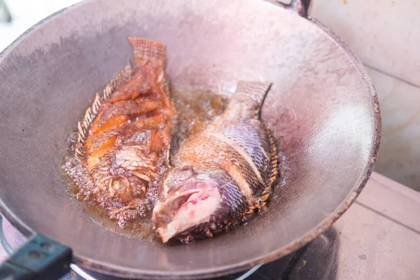 Tilapia Balığını Tavada Kızartıyorum — Stok fotoğraf