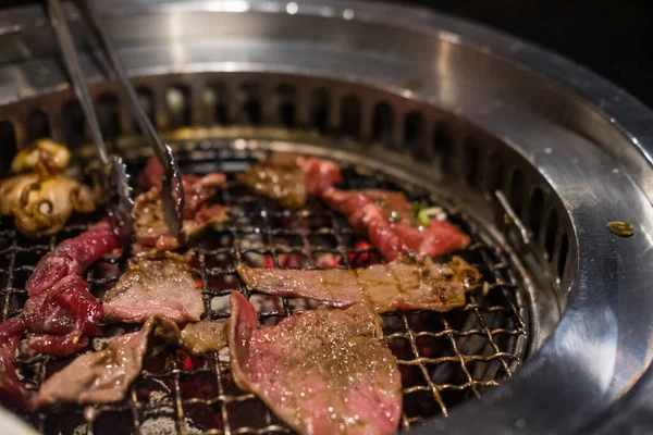 Куховарство Барбекю Розтоптали Деревне Вугілля Печі Японському Ресторані Груба Яловичина — стокове фото