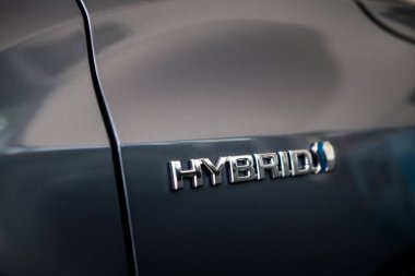 Samut Prakan, Tayland - 12 Mart 2022: Hybrid imzalı yepyeni Toyota Corolla Cross aracının 1,8 litrelik hibrid motorlu kapanışı