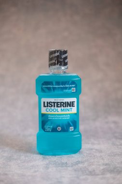 Samut Prakan, Tayland - 12 Mart 2022: Listerine gargara şişesi. Listerine antiseptik gargara ürünüdür. Dikey fotoğraf