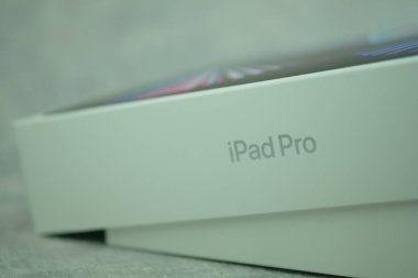 Bangkok, Tayland - 12 Mart 2022: Apple iPad Pro 2020 yeni özelliklere sahip beyaz bir arka planda boks yapıyor. Kapat.