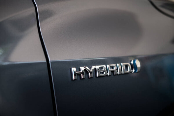 Samut Prakan, Таиланд - 12 марта 2022 года: Закрытие нового гибридного автомобиля Toyota Corolla Cross с 1,8-литровым гибридным двигателем