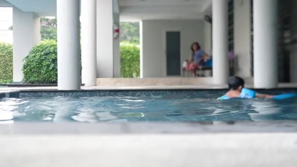 Defokussiert Vom Glücklichen Jungen Der Blauen Klaren Wasser Des Freibades — Stockvideo