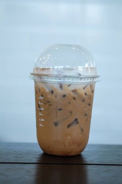 Kahve dükkanının ahşap masasında buzlu kahve.