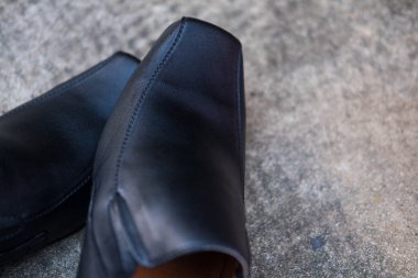 Siyah deri ayakkabı. Kapatın. Moda konsepti