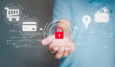 El ele tutuşan kırmızı asma kilit ikonu, siber güvenlik ağı ve internet teknoloji ağı. Sanal bir arayüzdeki veri kişisel bilgilerinin korunması. Veri koruması ve siber güvenlik kavramı