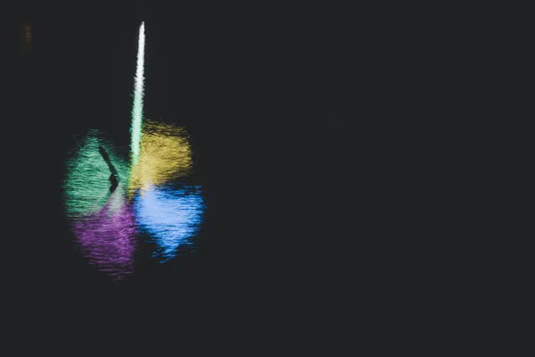 彩色荧光灯的光束在河中的彩色反射 霓虹灯绽放 — 图库照片