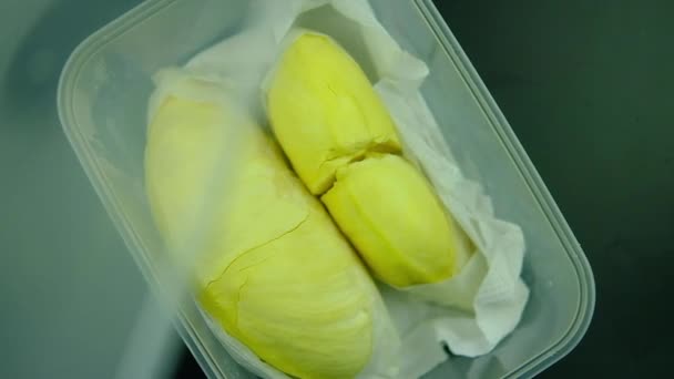 Öppna Ett Lock Från Lådan Med Färsk Durian Kung Frukt — Stockvideo