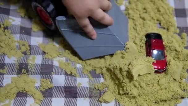 Mały Dzieciak Bawiący Się Kinetyczny Piasek Zabawki Samochodowe Kreatywna Zabawa — Wideo stockowe