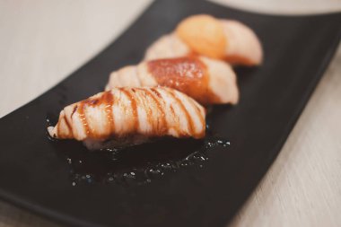 Japon suşi restoranındaki ızgara somonun seçici odağı..
