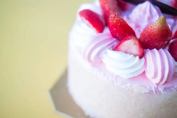 生日蛋糕加草莓 菜单或糖果目录的图片 — 图库照片