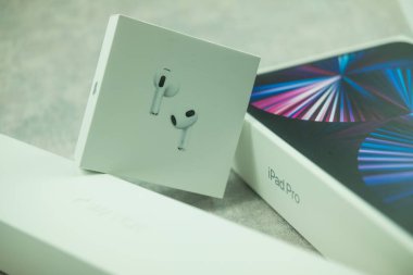Bangkok, Tayland - 22 Mart 2022 Apple AirPods Pro. Şarj çantasındaki kablosuz kulaklıklar yakın çekimde..