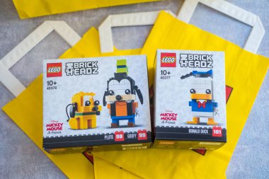 Bangkok, Tayland - 22 Mart 2022: LEGO BrickHeadz ve klasik Disney karakterleri. Koleksiyoncu çocuklar eğlenceli bir LEGO BrickHeadz modeli yapıyor.