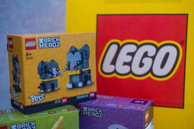 Bangkok, Tayland - 22 Mart 2022: bu tuğla kafalı kedi ve kedi seti. LEGO BrickHeadz 'ın bir sepetin içinde oturan kedi ve kedi yavrusunun modelleri. Koleksiyoncular ve hayvan severler 8 yaş ve üzeri.