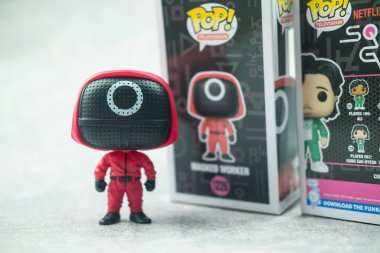 Samut Prakan, Tayland - 22 Mart 2022: Açık arkaplandaki Squid Game dizisindeki şirin Funko Pops karakterinin kapalı görünümü. İllüstrasyon Editörü.