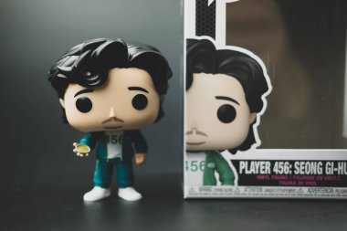 Samut Prakan, Tayland - 22 Mart 2022: Funko Pops X Squid Game, Netflix 'in kalamar oyunundan 456 numaralı oyuncu. Netflix 'ten Güney Kore dizisi
