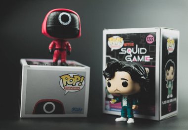 Samut Prakan, Tayland 22 Mart 2022 Funko Pop! Güney Kore Netflix dizisinden TV X Squid Game. Maskeli İşçi (1226) ve Oyuncu 456-Seong Gi-hun (1222))