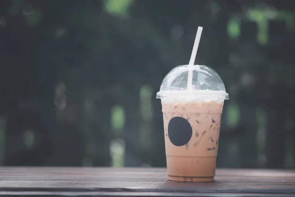 Eiskaffee Kunststoffglas Mit Stroh Auf Holztisch Mit Naturhintergrund — Stockfoto