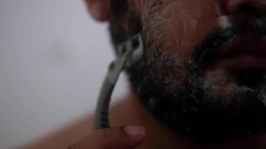 Erkek sakalını jiletle traş et.