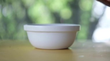 Şişeden beyaz kaseye sukiyaki sosu dök.