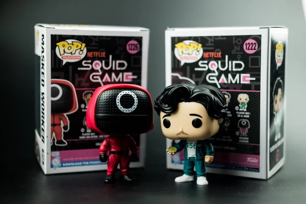 Samut Prakan, Tayland - 27 Mart 2022: Funko Pop! Güney Kore Netflix dizisinden TV X Squid Game. Maskeli İşçi (1226) ve Oyuncu 456-Seong Gi-hun (1222))