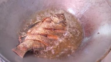 Sıcak tavada kızartılmış büyük Nil tilapia balığına yakın durun.