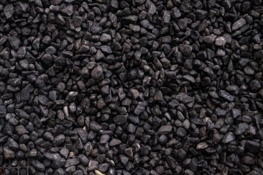 Çakıl taşı dokusu arka plan, koyu ıslak çakıl taşı. Üst görünüm