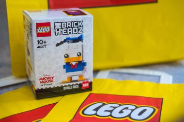 Bangkok, Tayland - 28 Mart 2022: Bir kutu LEGO BrickHeadz ve klasik Disney karakterleri bu model Donald Duck. Koleksiyoncu çocuklar eğlenceli bir LEGO Brickheadz modeli yapıyorlar. Donald Duck.